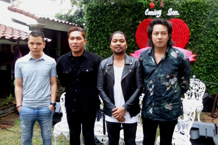 Grup band Armada saat diabadikan dalam jumpa pers film Asal Kau Bahagia di kawasan Duren Tiga, Jakarta Selatan, Senin (24/7/2017).