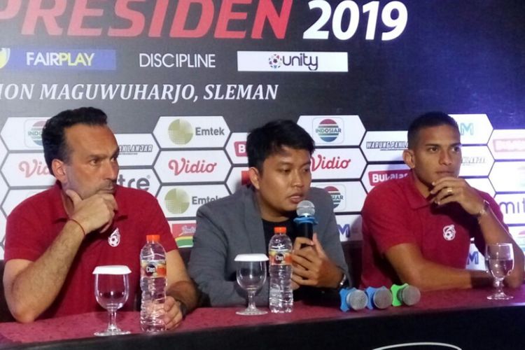 Pelatih Borneo FC, Fabio Lopez dan playmaker Borneo FC asal Brasil, Renan da Silva saat jumpa pers 