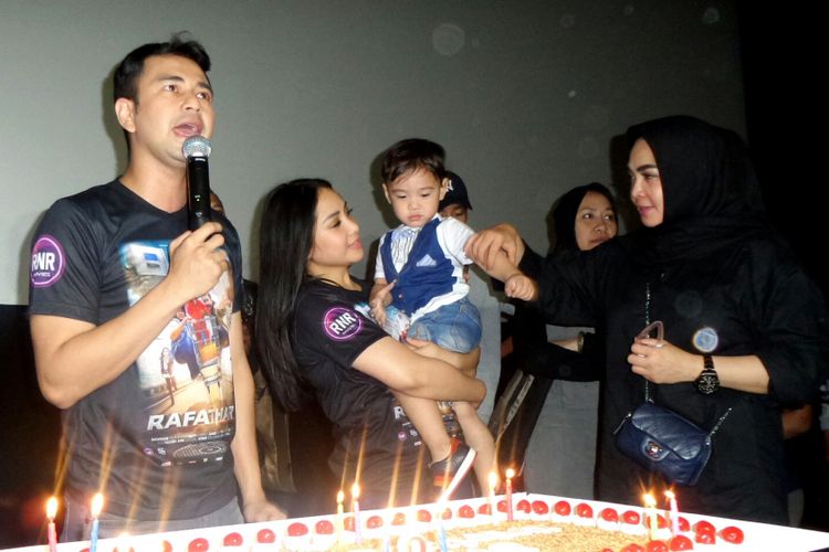 Rafathar Malik Ahmad bersama kedua orangtuanya, artis peran Nagita Slavina dan pembawa acara Raffi Ahmad serta sang nenek Mama Rieta saat prosesi tiup lilin di Setiabudi One, Kuningan, Jakarta Selatan, Selasa (15/8/2017).