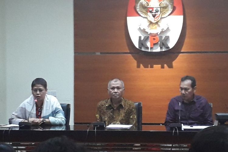 Ketua Komisi Pemberantasan Korupsi Agus Rahardjo (tengah) dalam konferensi pers menyikapi revisi UU KPK di Gedung Merah Putih KPK, Kamis (5/9/2019). 