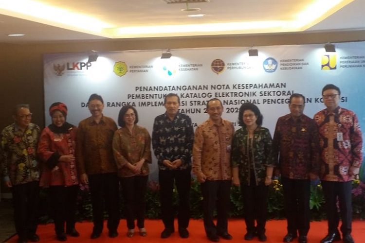 Penandatanganan nota kesepahaman LKPP dengan lima kementerian untuk membentuk katalog elektronik (e-katalog) sektoral dalam pengadaan barang dan jasa di kantor LKPP, Jakarta, Jumat (15/2/2019).
