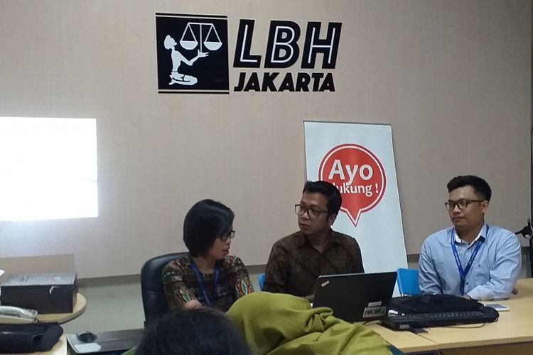 LBH Jakarta memaparkan dugaan pelanggaran aplikasi pinjamna online di kantor LBH, Jakarta, Minggu (9/12/2018).