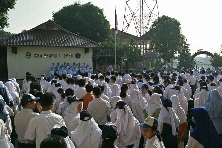 Suasana Murid di SMAN 1 Depok, Jalan Nusantara,  Depok, Senin (15/7/2019).