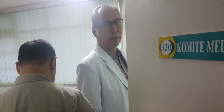 Dr.H.Bimanesh Sutarjo, SpPD bersama salah satu penyidik KPK di RS Medika Permata Hijau saat Setya Novanto dirawat 