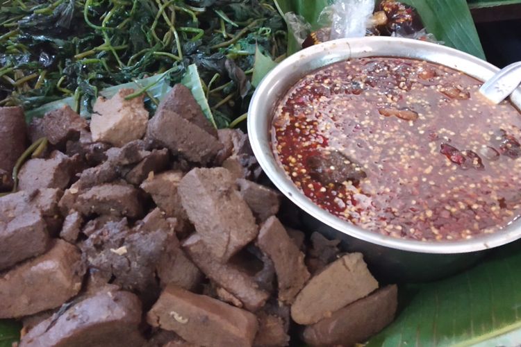 Brambang asem, jajanan tradisional di Pasar Gede Solo, Jawa Tengah.