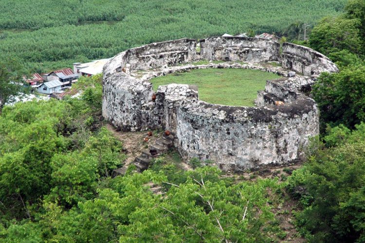 Benteng Otahiya salah satu dari 3 benteng di kawasan perbentengan Otanaha. Kawasan ini menjadi habitat puluhan jenis burung, tarsius, kuskus beruang, hingga kupu-kupu.