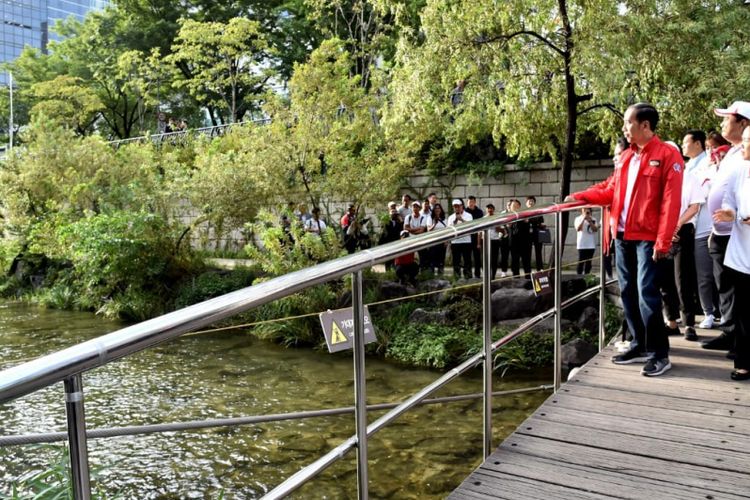 Presiden Joko Widodo saat menyusuri Sungai Cheonggyecheon, Seoul, Korea Selatan, Selasa (11/9/2018). (Dok: Biro Pers, Media dan Informasi Sekretariat Presiden)