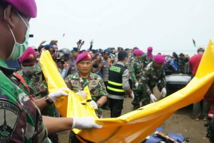 Potongan tubuh, barang-barang penumpang dan serpihan pesawat kembali ditemukan tim gabungan di lokasi jatuhnya pesawat Lion Air JT 610 di Pantai Tanjungpakis, Desa Tanjungpakis, Kecamatan Pakisjaya, Kabupaten Karawang, Jawa Barat, Selasa (30/10/2018).