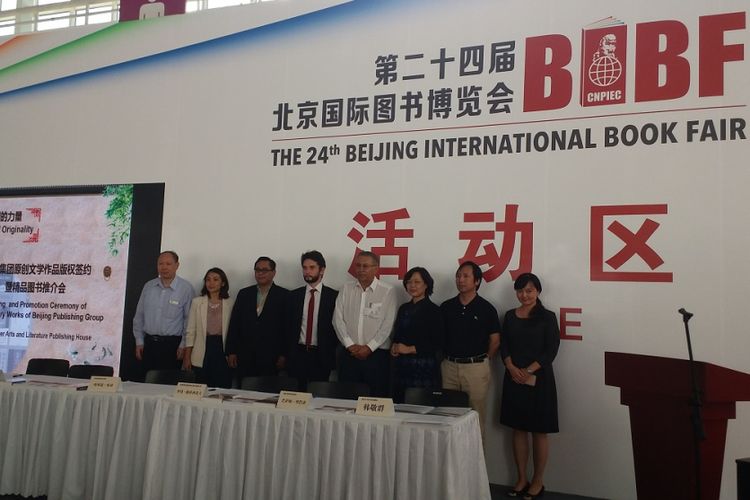 Ketua Komite Buku Nasional Laura Prinsloo (kedua dari kiri) berdiri bersama perwakilan dari negara lain seusai penandatanganan kerja sama dengan Beijing Publishing Group, Kamis (24/8/2017) di Beijing, China.