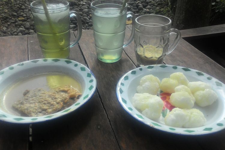 Menu geblek dalam 1 porsi di kedai Geblek Pari Nanggulan di Dusun Pronosutan di Kulon Progo. Warung ini ada di tepi hamparan sawah dengan pemandangan indah.