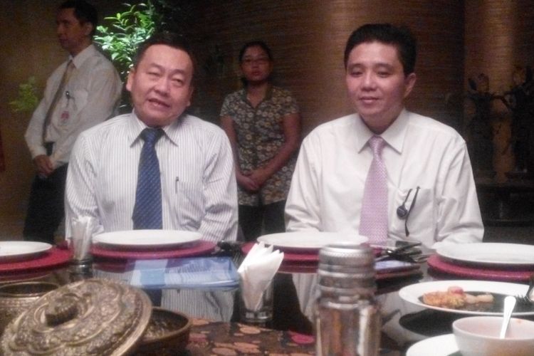 Direktur PT Bank Central Asia Tbk Santoso Liem (kiri) dan Sekretaris Perusahaan BCA Jan Hendra dalam media briefing di Jakarta, Kamis (7/12/2017).