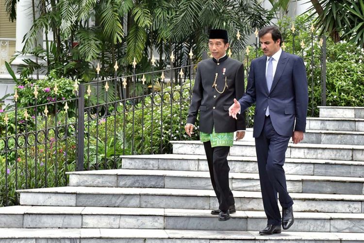 Presiden Joko Widodo mendampingi Emir Qatar Syekh Tamim bin Hamad bin Khalifa al-Tsani saat kunjungan kenegaraan di Istana Presiden Bogor, Jawa Barat, Rabu (18/10/2017).