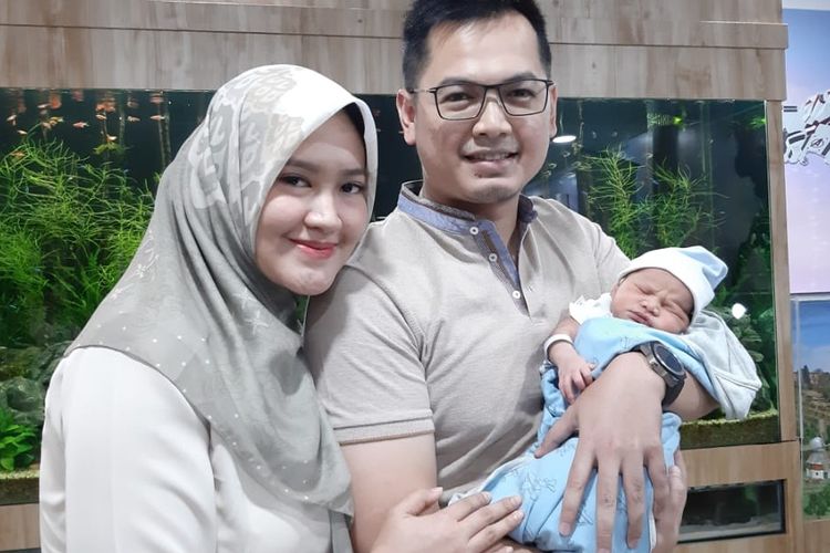 Artis peran Tommy Kurniawan bersama istrinya Lisya Nurrahmi dan putra mereka Muhammad Abqory Aldeebaran Kurniawan saat ditemui di Rumah Sakit Ibu dan Anak Brawijaya, Kebayoran Baru, Jakarta Selatan, Jumat (21/6/2019).