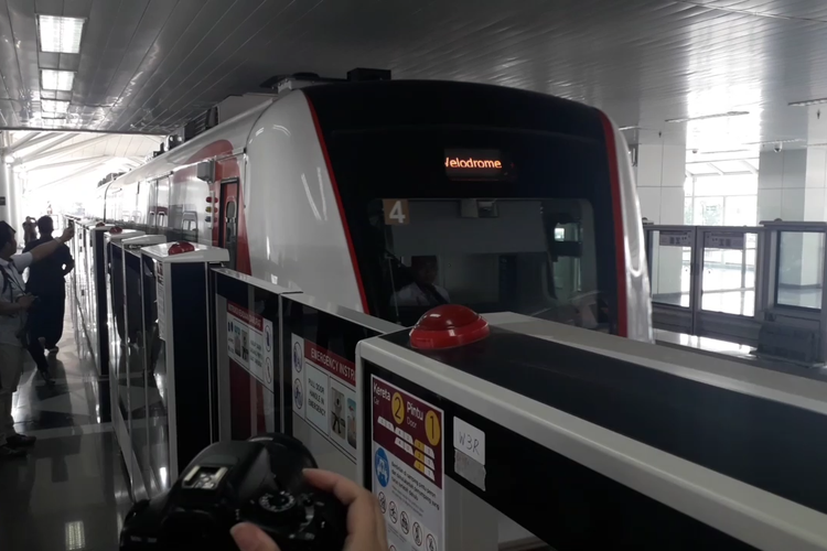 Rangkaian kereta LRT Jakarta memasuki Stasiun Velodrome, Rawamangun, Kamis (2/5/2019).