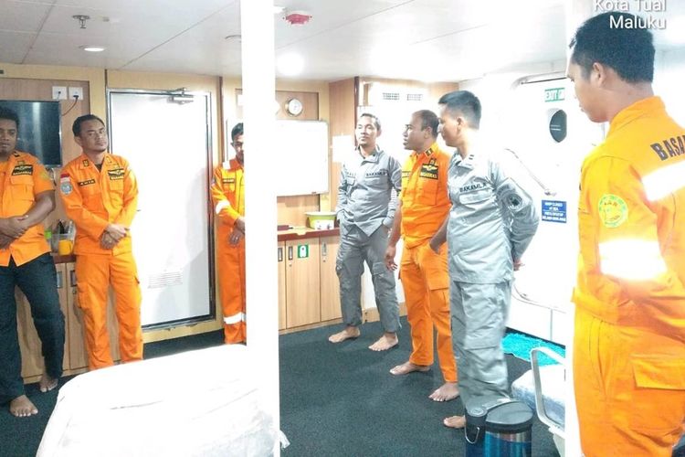 Anggota Tim SAR Pos Tual tampak berdoa sebelum bergerak menuju lokasi pencarian korban KM Mina Sejati di laut Aru, Maluku, Selasa malam (27/8/2019) Foto dok Kepala Basarnas Ambon