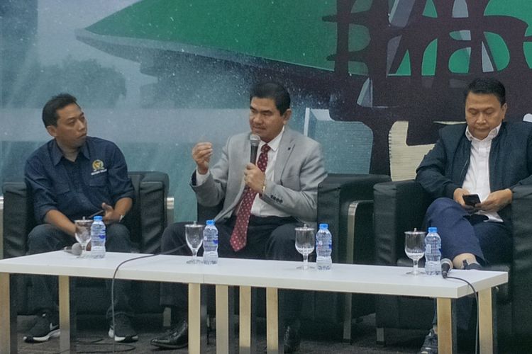 Ahli hukum tata negara Profesor Juanda (tengah) dalam sebuah diskusi di Kompleks Parlemen, Senayan, Jakarta, Senin (1/7/2019).