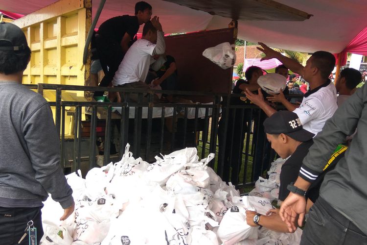 Panitia menyediakan 3000 paket sembako murah untuk masyarakat Desa Beber, Kecamatan Cimaragas, Kabupaten Ciamis.