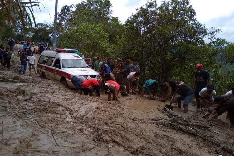 Ambulans yang mengantar ibu hamil bernama Desriani (22) asal desa Minanga, Kecamatan Rongkong, Kabupaten Luwu Utara, Sulawesi Selatan, terjebak lumpur pasca longsor, Kamis (02/05/2019) foto: Sutrayani 