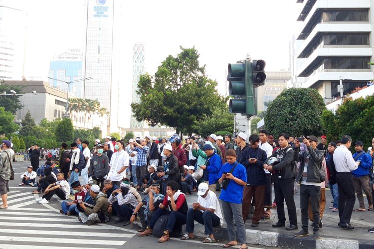 Massa mulai mendatangi gedung Bawaslu RI mengaku dari Cianjur dan Sukabumi, Rabu (22/5/2019)