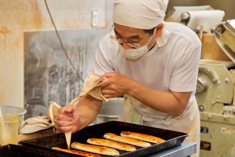 Toko roti Sakae-pan yang memiliki motto roti murah dan lezat yang dapat dinikmati oleh semua orang di Gifu, Jepang. Toko roti ini menjual 60 hingga 70 jenis roti setiap harinya. Setiap hari, sang pemilik toko memulai harinya sekitar pukul 4 pagi untuk mempersiapkan toko yang dibuka pukul 6.50.