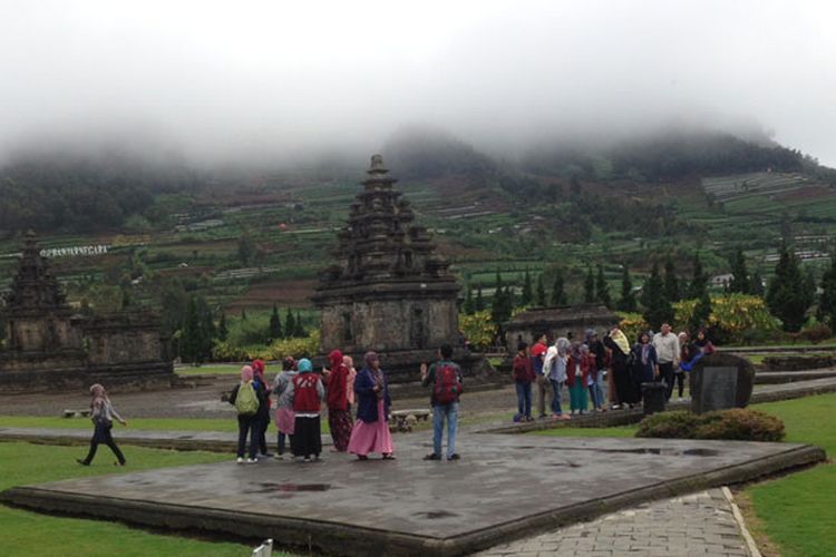 Candi Arjuna, salah satu destinasi wisata di Dataran Tinggi Dieng, Jawa Tengah yang selalu ramai dikunjungi wisatawan. Foto diambil pertengahan November 2017.