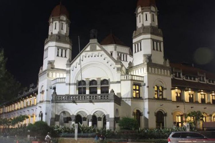 Gedung Lawang Sewu di Semarang, Jawa Tengah, yang dihiasi lampu-lampu terlihat megah saat malam hari. 