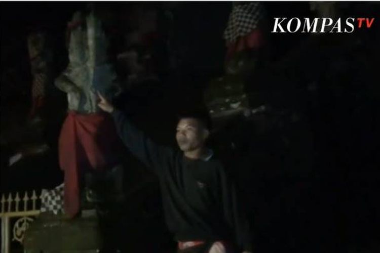 Warga menunjukkan salah satu patung yang dirusak orang tak dikenal di Lumajang.