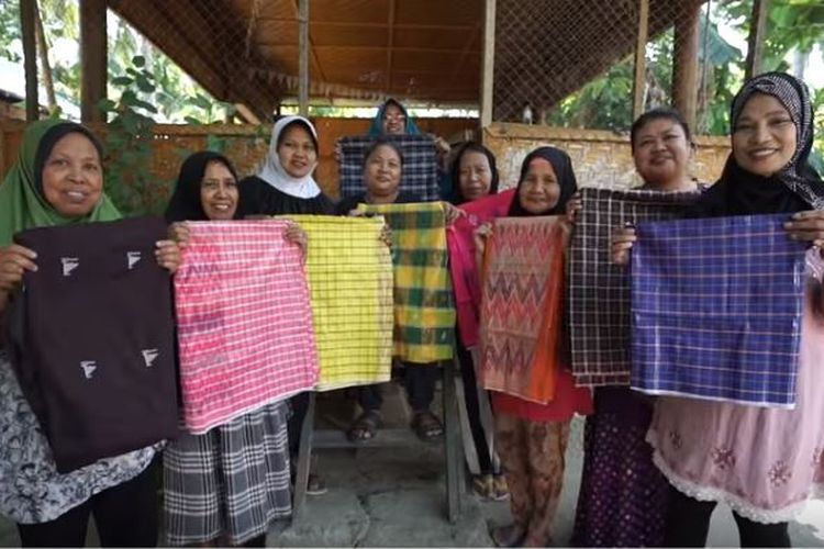 Ibu-ibu penenun di Polewali Mandar yang tergabung dalam program BUMDes.