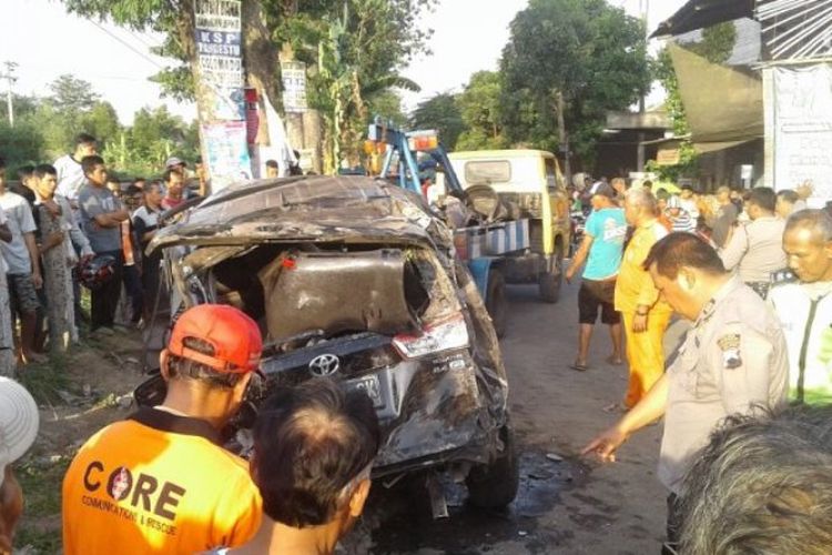 Anggota kepolisian dan relawan mengevakuasi mobil yang tertabrak kereta api di Desa Purbayan, Baki, tepatnya di Jalan Raya Gawok, Sukoharjo, Senin (23/10/2017).