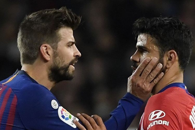 Gerard Pique berbincang dengan Diego Costa yang mendapatkan kartu merah pada pertandingan Barcelona vs Atletico Madrid dalam lanjutan La Liga Spanyol di Stadion Camp Nou, 6 April 2019. 