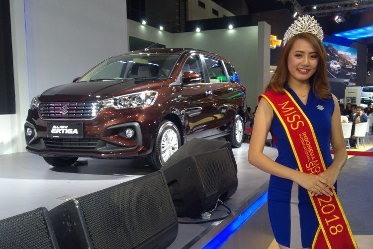Novita Sari (22), seorang SPG dari Suzuki Indomobil Sales yang baru saja dinobatkan sebagai Miss Motor Show 2018 pada pameran Indonesia International Motor Show (IIMS), Sabtu (28/4/2018).