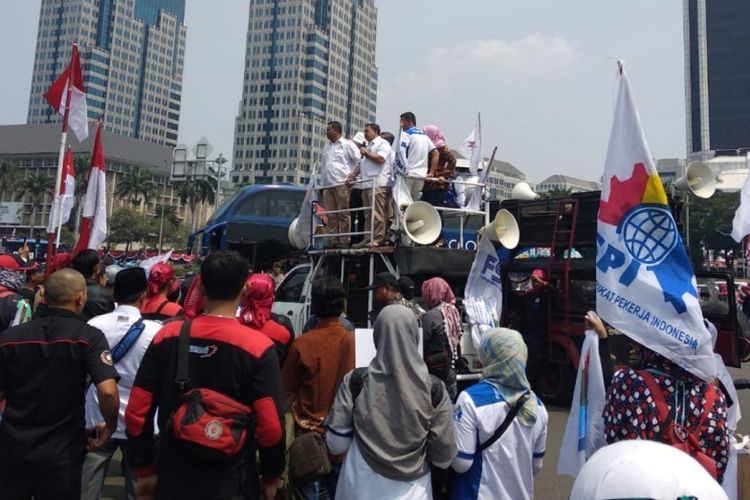 Tampak Wakil Ketua Umum Partai Gerindra Fadli Zon menyemangati ratusan buruh yanh dukung Prabowo Subianto menjadi Presiden, Jalan Medan Merdeka Selatan, Jakarta Pusat, Jumat (10/8/2018).