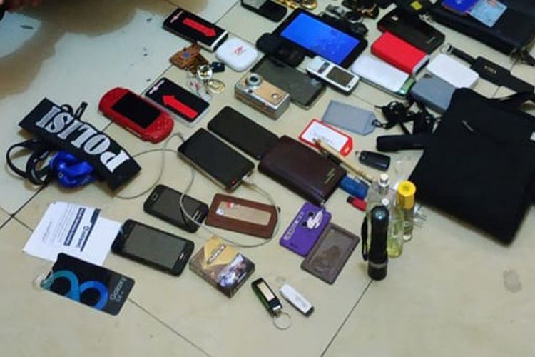 Sejumlah barang bukti yang diamankan dari terduga pelaku pengutilan di Bandara Depati Amir Pangkal Pinang.