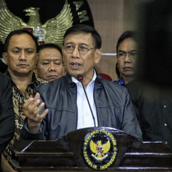 Menteri Koordinator Bidang Politik, Hukum dan Keamanan Wiranto saat menggelar konferensi pers seusai rapat koordinasi penanganan bencana gempa bumi di Palu, di Kemenko Polhukam, Jakarta Pusat, Sabtu (29/9/2018) dini hari. 