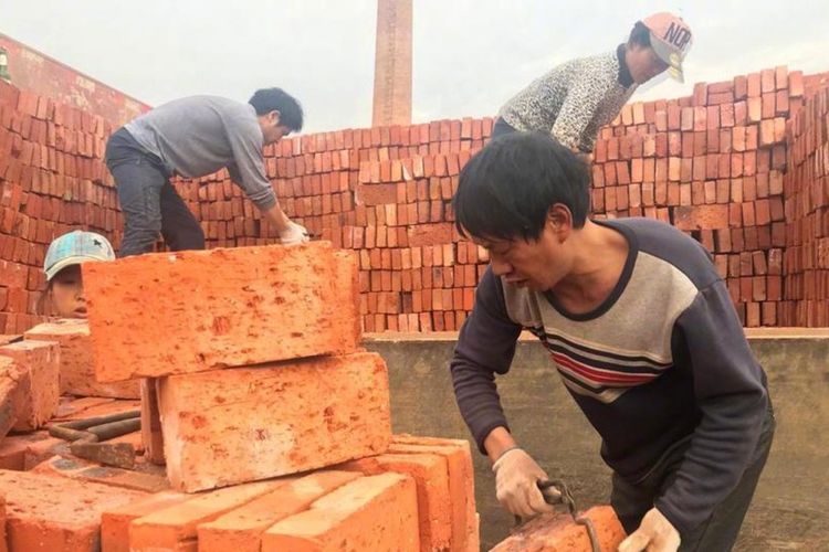 Pabrik batu bata di China berutang gaji puluhan karyawannya dan memutuskan membayar mereka menggunakan batu bata.