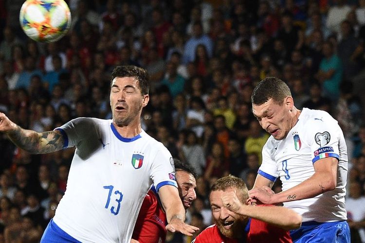 Varazdat Haroyan (tengah) kalah bersaing dalam duel udara dengan Alessio Romagnoli dan Andrea Belotti dalam pertandingan Armenia vs Italia pada kualifikasi Euro 2020 di Yerevan, 5 September 2019. 