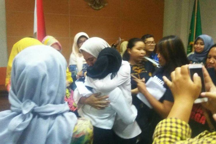 BL (16), pembantu rumah tangga sekaligus guru ngaji yang didakwa melukai bayinya hingga meninggal dan membuangnya di tempat sampah memeluk penasihat hukumnya usai mendengar vonis hakim di Pengadilan Negeri Jakarta Selatan, Jumat (28/7/2017).
