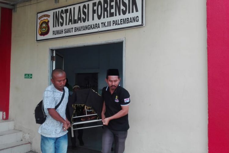 Jenazah Poniman (31) ketika berada di ruang kamar jenazah Rumah Sakit Bhayangkara Palembang, Sumatera Selatan, Senin (5/11/2018). Poniman tewas tertusuk pedangnya sendiri ketika hendak membacok adik serta ibu kandungnya.
