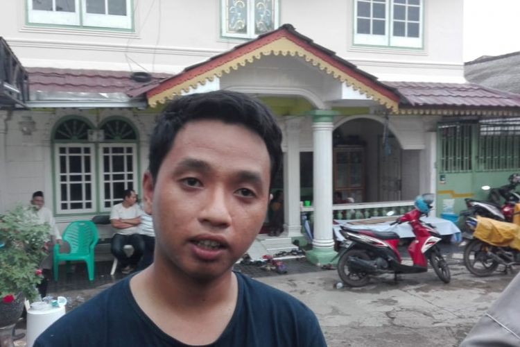 Kgs Hidayat (24) adik kandung dari Sofyan ketika berada dikediaman korban di Jalan Jenderal Sudirman Gang Pelita, Kelurahan Ario Kemuning, Kecamatan Kemuning, Palembang, Sumatera Selatan, Senin ( 12/11/2018).