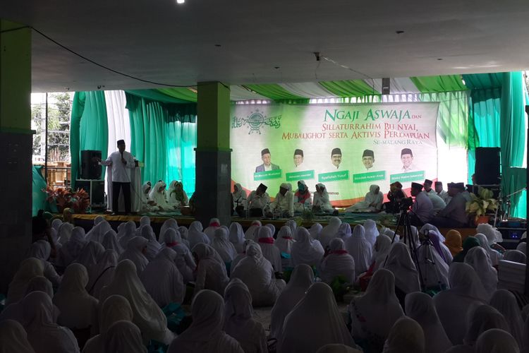 Wakil Gubernur Jawa Timur yang mencalonkan diri sebagai Gubernur Jawa Timur Saifullah Yusuf atau Gus Ipul saat menyampaikan pidato dalam acara Ngaji Aswaja di Pondok Pesantren Sabilurrosyad, Kota Malang, Sabtu (23/12/2017)