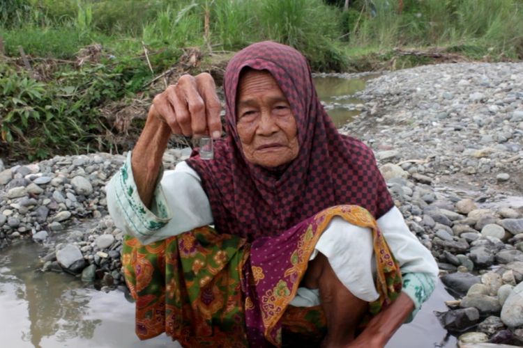 Rawinja (90), warga Desa Kadong-kadong, Kecamatan Bajo Barat, Kabupaten Luwu, Sulawesi Selatan, yang masih aktif mendulang biji emas.