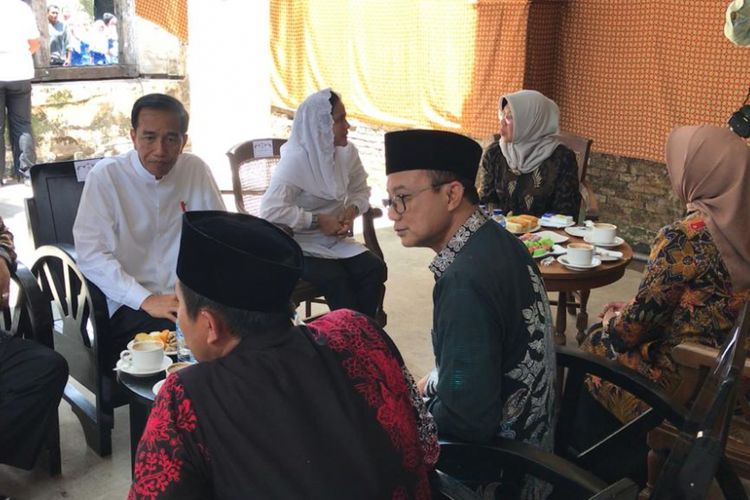 Presiden Joko Widodo dan Ibu Negara Iriana ngopi di kawasan Benteng Pendem Van Den Bosch, Kabupaten Ngawi, Jawa Timur, Jumat (1/2/2019).