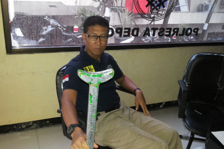 Kepala Tim Jaguar Inspektur Satu Winam Agus saat ditemui di Mapolresta Depok, Senin (29/5/2017). Ia memperlihatkan barang sitaan dari anggota ormas yang didapat saat penindakan pekan lalu.