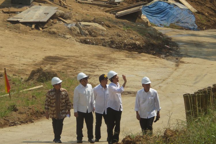 Presiden Joko Widodo melambaikan tangan ke warga di sela meninjau proyek tol Bogor-Ciawi-Sukabumi, Seksi I, Jawa Barat, Rabu (21/6/2017).