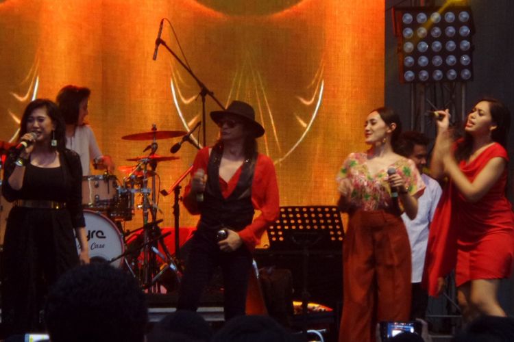 Kolaborasi Hello Dangdut: Andy /rif, Erie Suzan, dan Kamila Trio tampil di Dynamic Stage Synchronize Festival 2017 di Gambir Expo, Kemayoran, Jakarta Pusat, Sabtu (7/10/2017) sore.