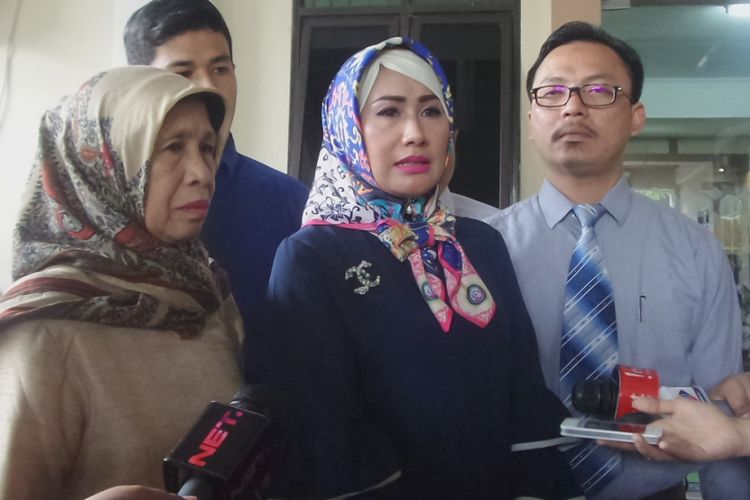 Istri Donny Kesuma, Yuni Indriyati, usai sidang putusan perceraiannya di Pengadilan Agama Bekasi, Jawa Barat, Senin (9/10/2017).