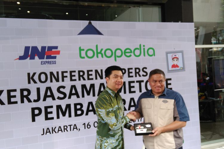 Chief Executive Officer (CEO) Tokopedia William Tanuwijaya dan  Presiden Direktur JNE, M Feriadi saat konfrensi pers kerja sama layanan pembayaran antara Tokopedia dan JNE di Kantor Pusat JNE, Tomang Jakarta Barat, Senin (16/10/2017).