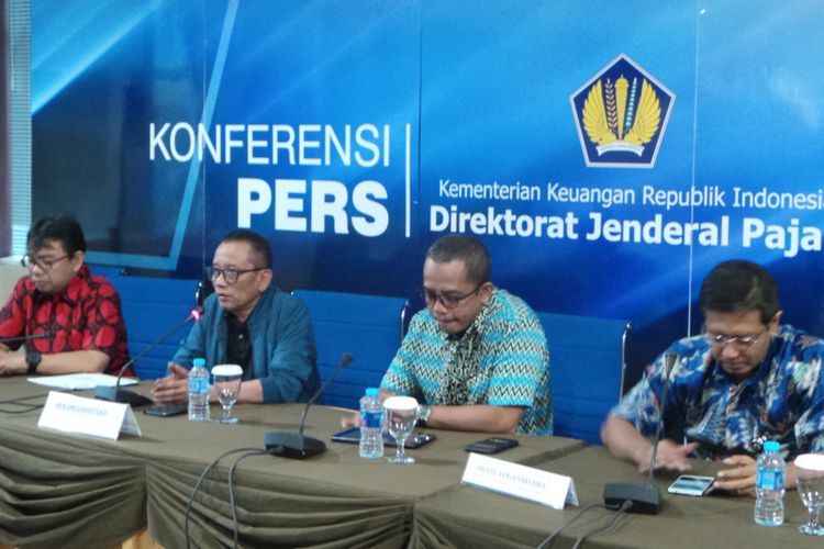 Konferensi pers oleh Dirjen Pajak Ken Dwijugiasteadi (kedua dari kiri), di kantor Ditjen Pajak, Jakarta Selatan, Jumat (27/10/2017).