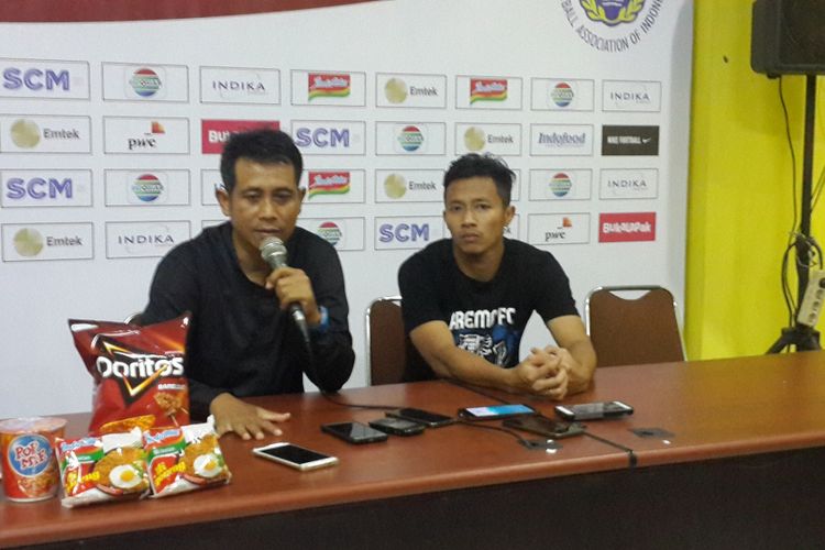 Pelatih Arema FC, Joko Susilo alias Gethuk (kiri) dalam konferensi pers setelah menang atas PSIS Semarang dalam Grup E Piala Presiden 2018 di Stadion Kanjuruhan, Kabupaten Malang, Kamis (25/1/2018)