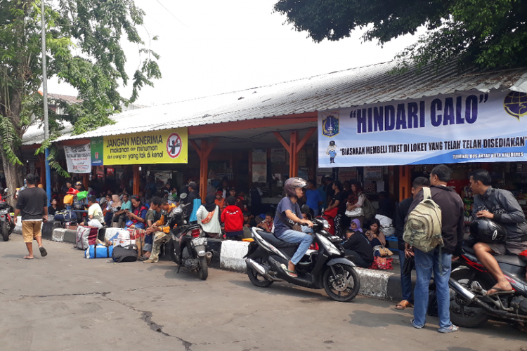 Spanduk berisi imbauan agar penumpang tidak membeli tiket pada calo dipasang di Terminal Kalideres, Jakarta Barat, Rabu (6/6/2018).